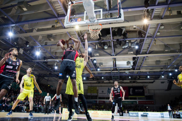 安切洛蒂看到卡马文加受伤后十分担心，下意识丢掉了手中计时器